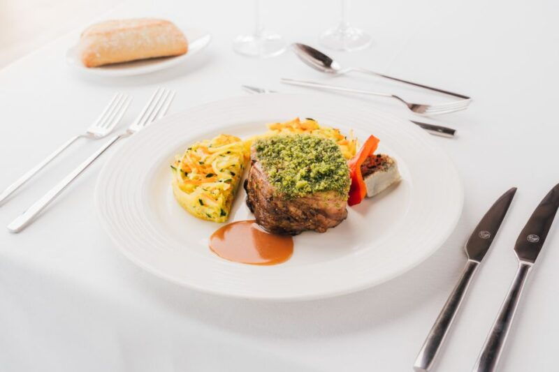 paris-sightseeing-cruise-on-the-seine-with-3-course-lunch