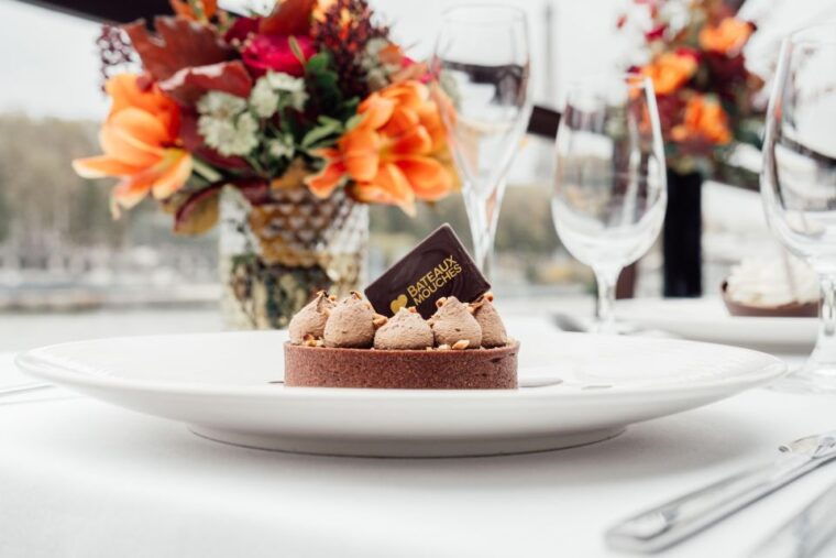 paris-sightseeing-cruise-on-the-seine-with-3-course-lunch
