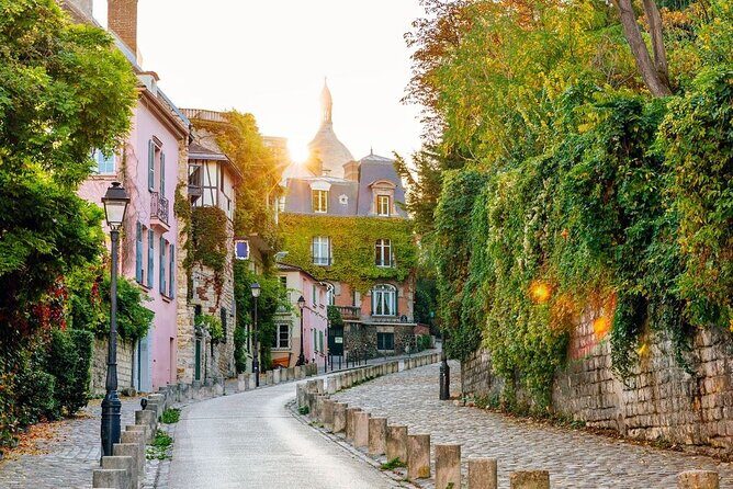 Paris: Small Group Moulin Rouge &Sacré Cur Montmartre Tour - An In-Depth Look at the Montmartre Tour Experience  