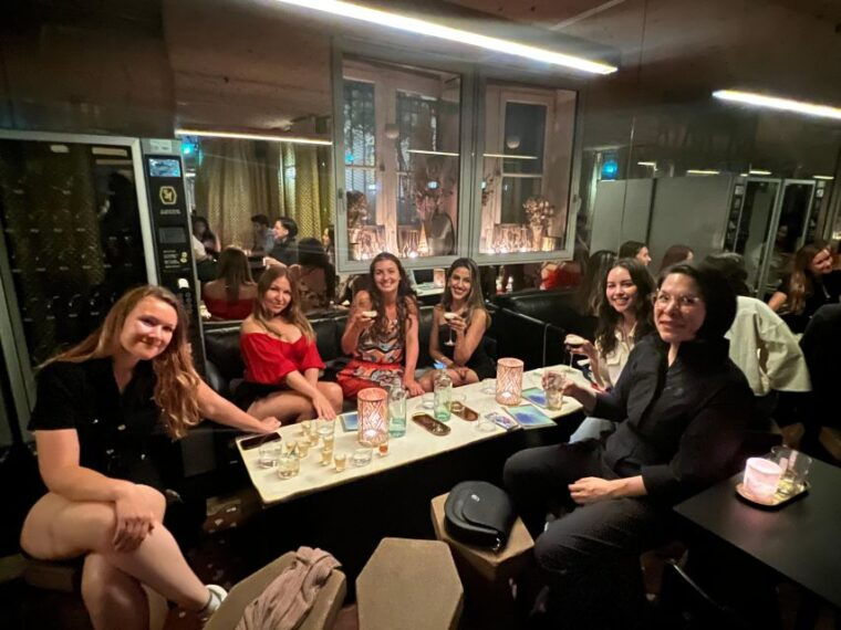 paris-solo-travellers-meet-up-and-explore-fun-great-bars