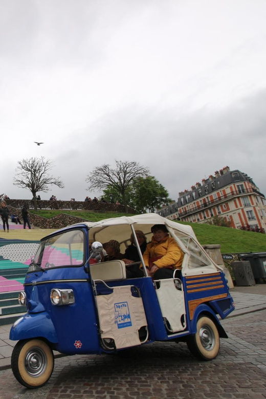 paris-tuk-tuk-photoshoot-with-printed-photos