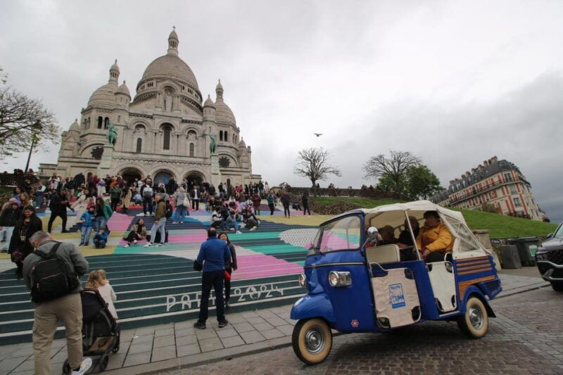 paris-tuk-tuk-photoshoot-with-printed-photos