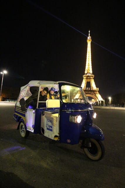paris-tuk-tuk-photoshoot-with-printed-photos