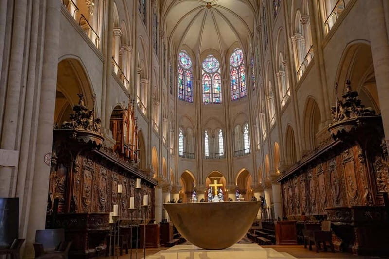 Paris:Notre-Dame Cathedral Interior and Exterior Guided Tour - Inside Notre-Dame: Awe-Inspiring Architectural Features