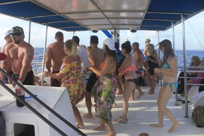 party-boat-in-catamaran-with-open-bar-snorkeling