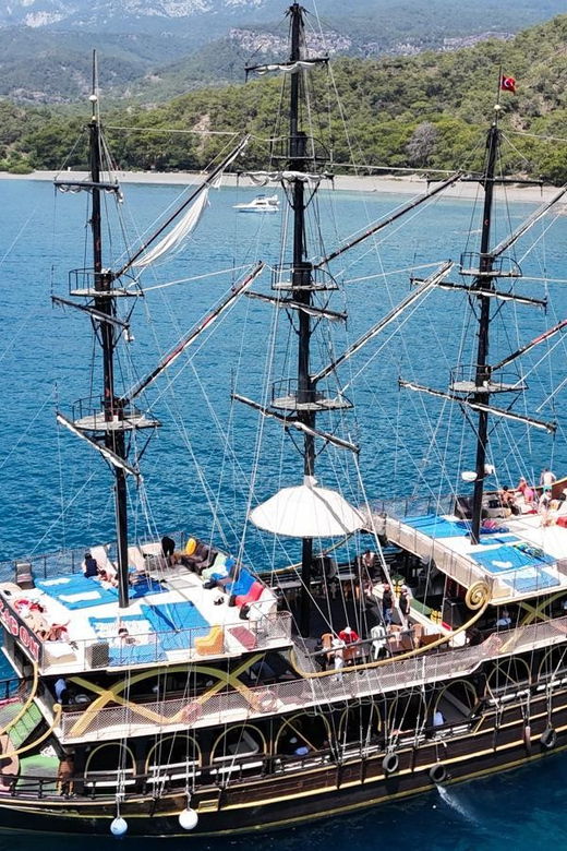 party-boat-pirate-boat-foam-party
