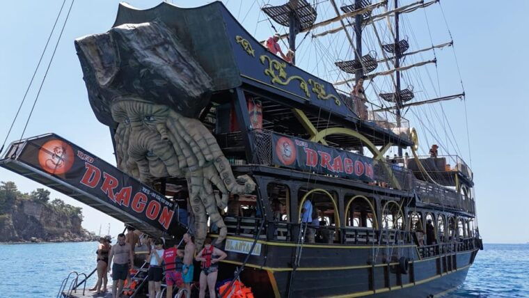 party-boat-pirate-boat-foam-party