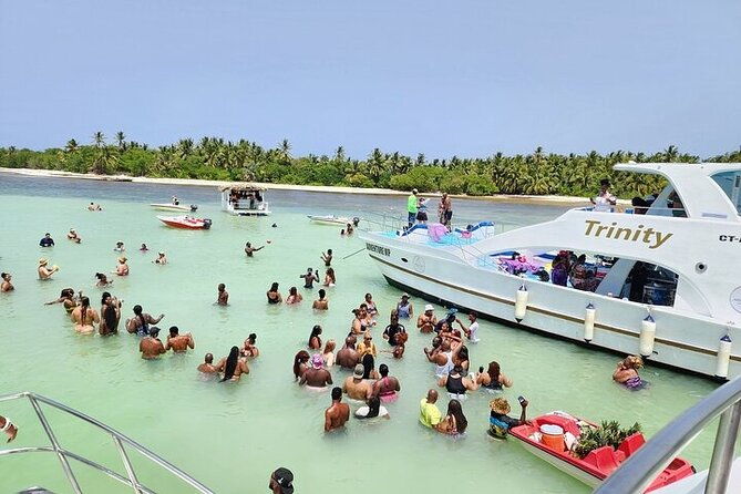 party-in-catamaran-in-punta-cana-open-bar