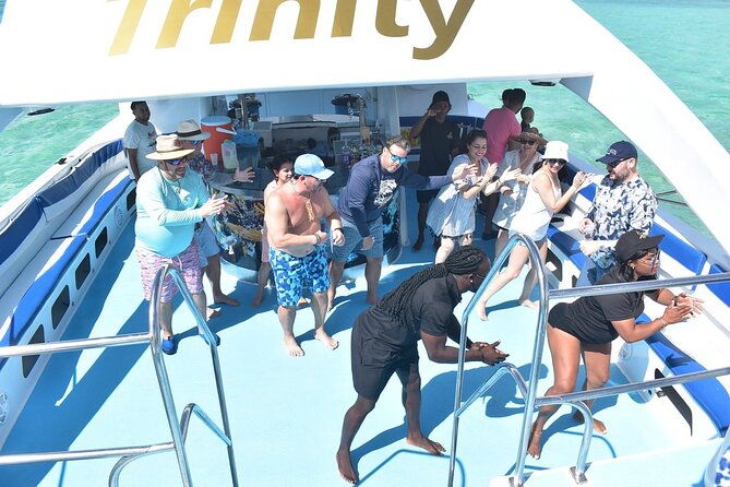 party-in-catamaran-in-punta-cana-open-bar