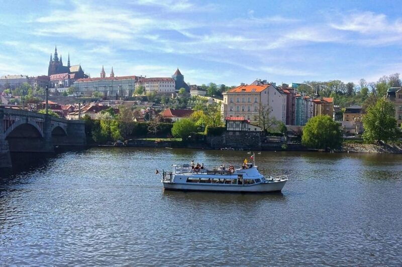 party-in-prague-private-river-cruise-with-unlimited-drinks
