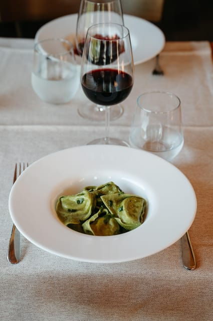 pasta-and-wine-an-experience-between-greenery-and-peace-taste-and-companionship