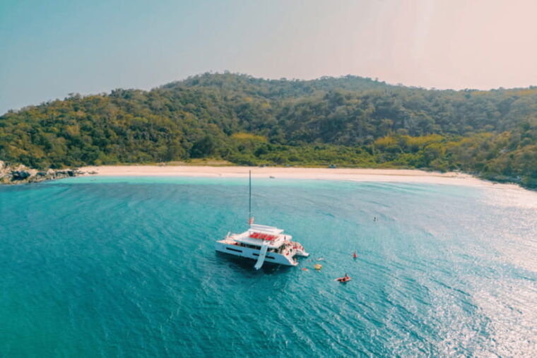 pattaya-3-islands-hopping-on-sailing-party-yacht-and-buffet