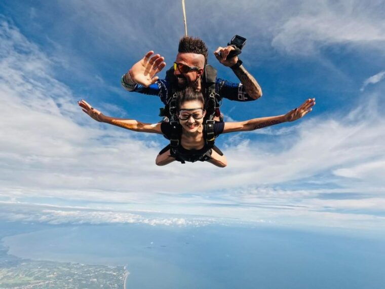 pattaya-dropzone-tandem-skydive-experience-with-ocean-views