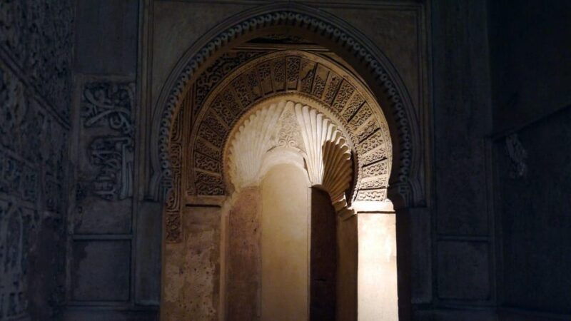 peaceful-family-walking-tour-in-granada