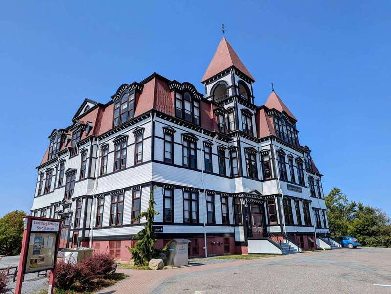 peggys-cove-lunenburg-2-hidden-gems-full-day-tour