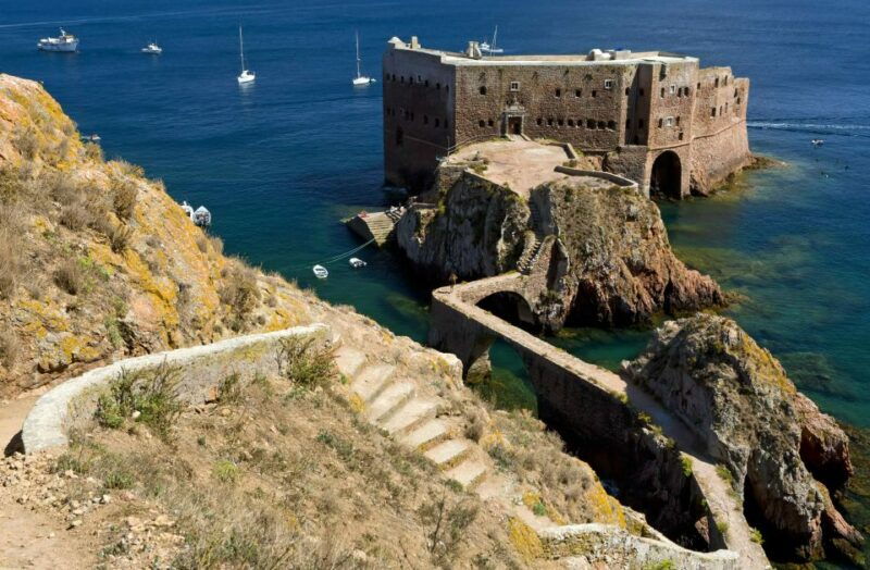 peniche-berlengas-roundtrip-and-glass-bottom-boat-cave-tour