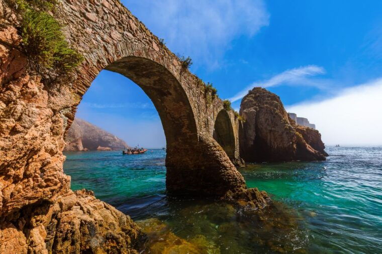 peniche-berlengas-roundtrip-and-glass-bottom-boat-cave-tour