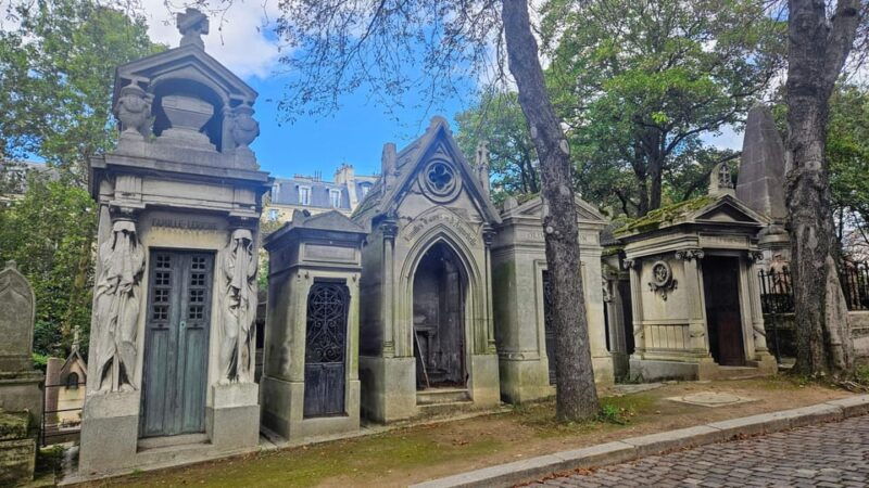 pere-lachaise-cemetery-tour-tales-from-the-graves-crepes