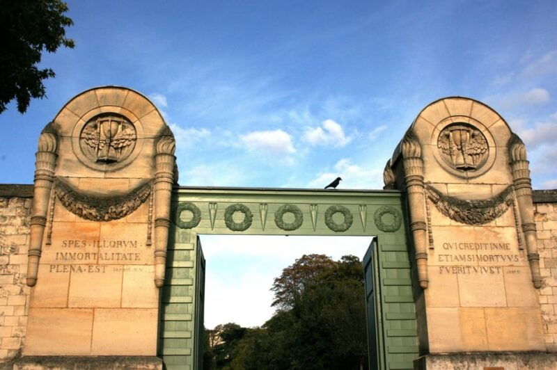 pere-lachaise-cemetery-tour-tales-from-the-graves-crepes