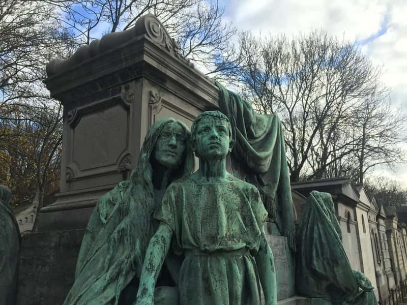 Père-Lachaise in Paris: tours in French - The Practical Side: What to Know