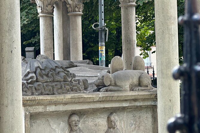Père Lachaise's Cemetery Celebrities and Ghosts Mystery Tour - Key Points