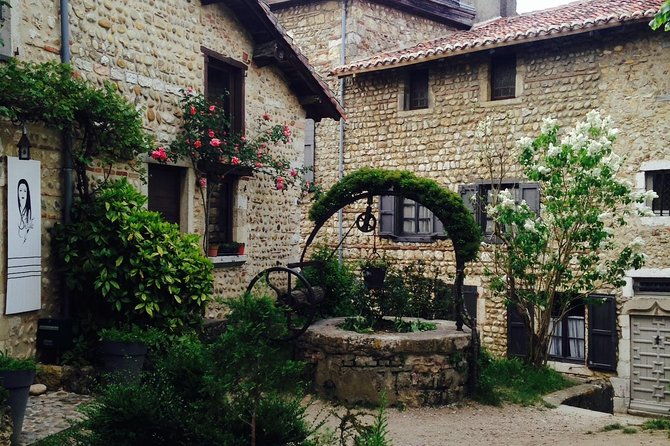 perouges-annecy-private-day-trip-with-food-tasting-from-lyon-2