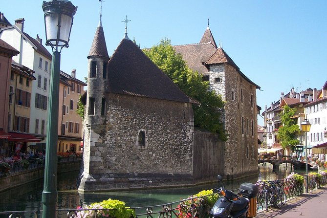 perouges-annecy-private-day-trip-with-food-tasting-from-lyon