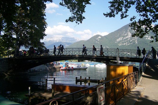 perouges-annecy-private-day-trip-with-food-tasting-from-lyon
