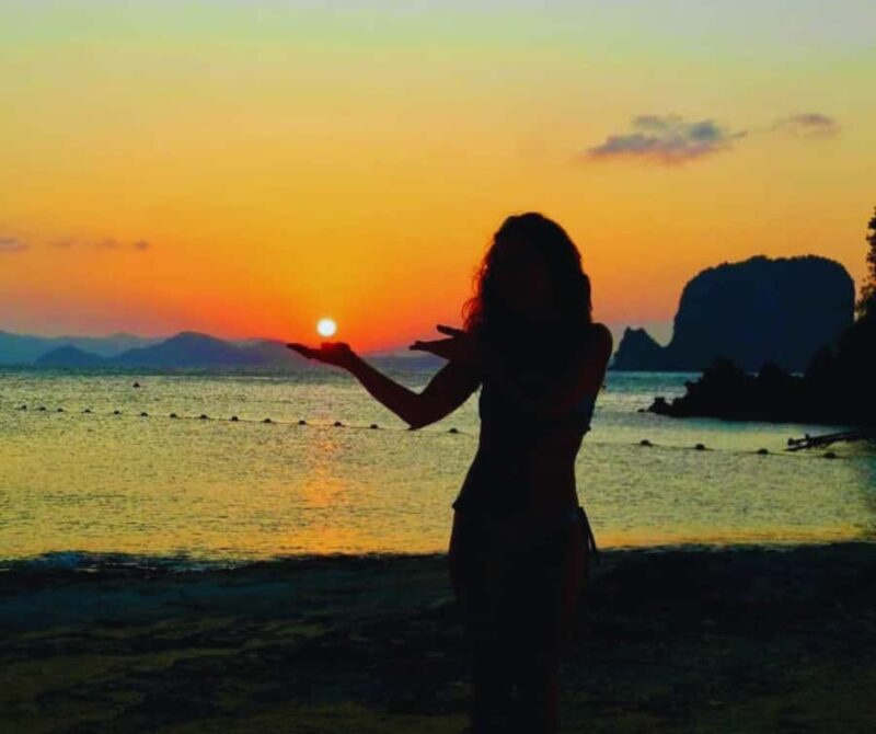 Phi Phi & 4 Islands Sunset tour + Bioluminescent Planktons - Guides and Group Size