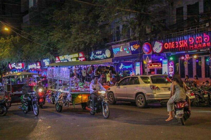 phnom-penh-9-exciting-spots-evening-tuk-tuk-tour