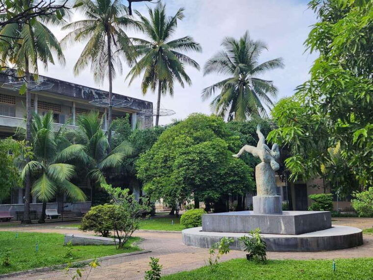 phnom-penh-city-tour-with-s21-and-killing-fields