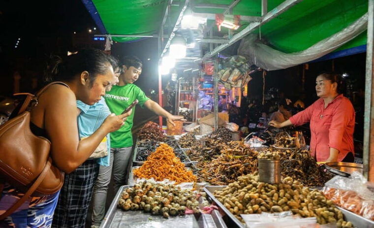 phnom-penh-evening-food-tour-with-drinks-tuk-tuk-included