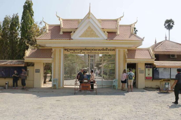 phnom-penh-killing-field-toul-sleng-prison-tour