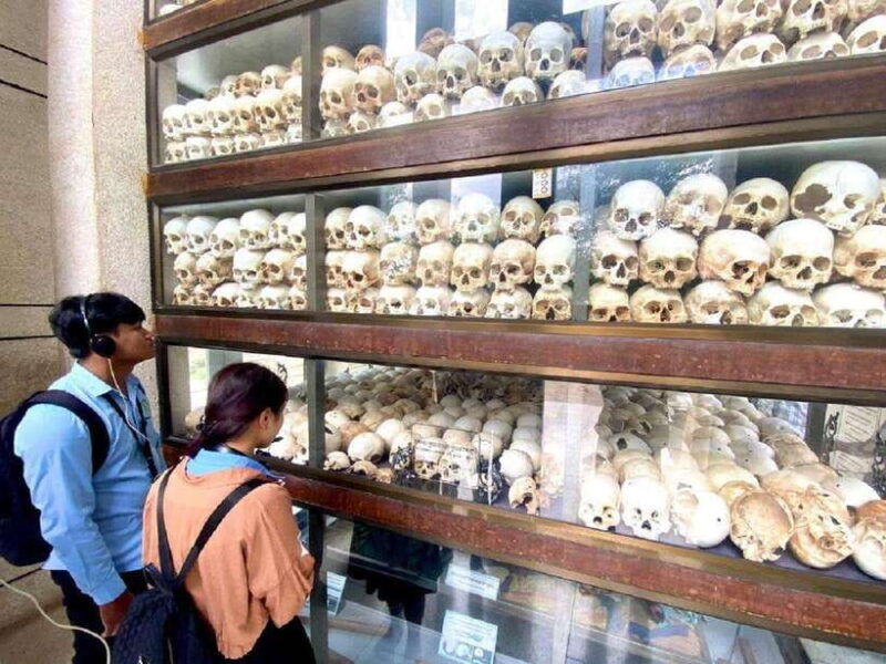 phnom-penh-killing-fields-and-prison-s21-bus-tour