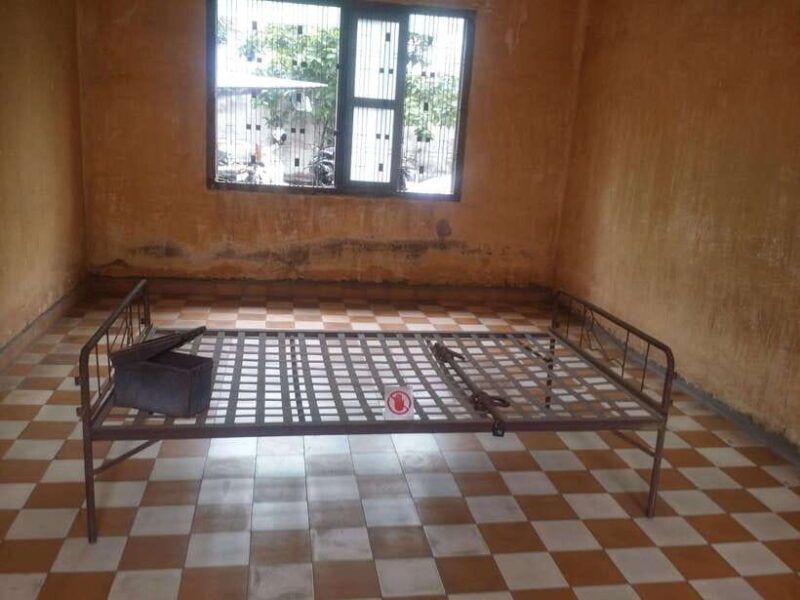 phnom-penh-killing-fields-and-prison-s21-bus-tour