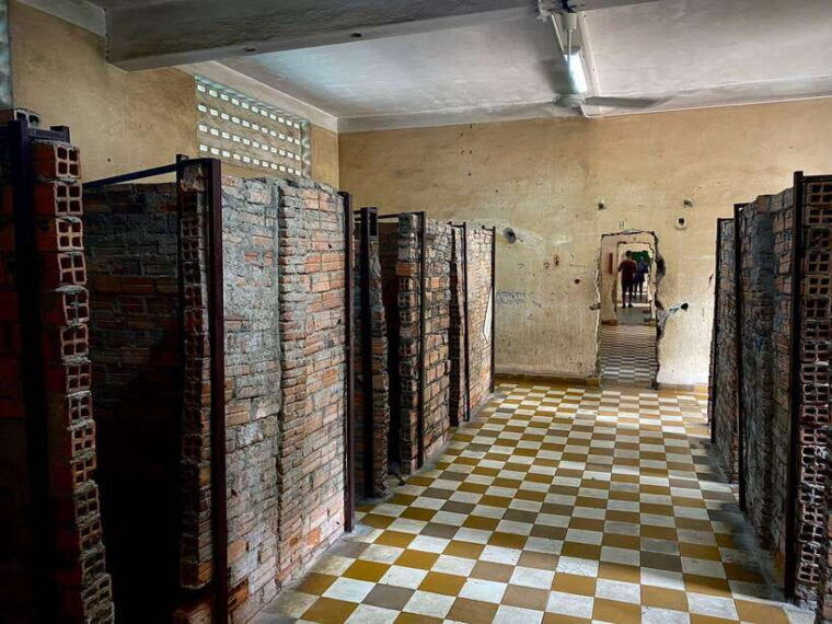 phnom-penh-killing-fields-and-prison-s21-bus-tour