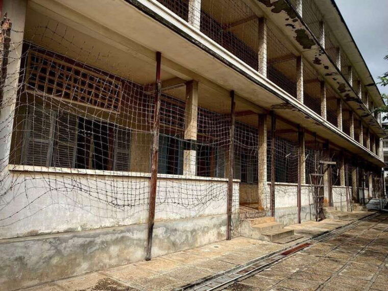 phnom-penh-killing-fields-and-prison-s21-bus-tour