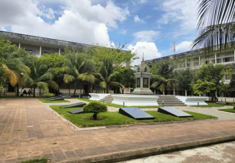 phnom-penh-killing-fields-and-s21-genocide-museum-tour-2