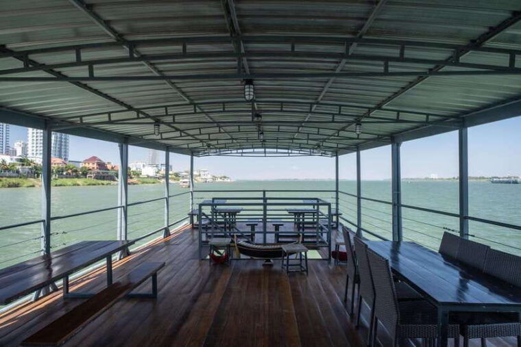 phnom-penh-mekong-sunset-dinner-cruise-with-live-music