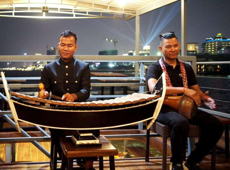 phnom-penh-mekong-sunset-dinner-cruise-with-live-music