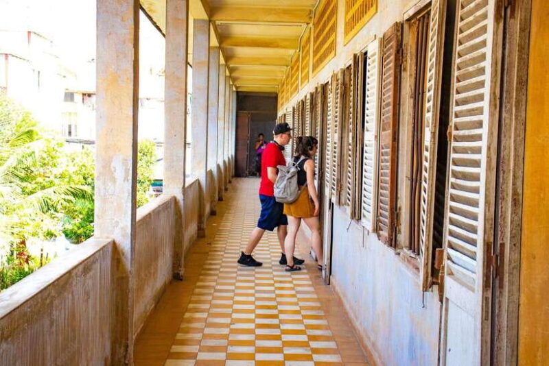 phnom-penh-tour-of-tuol-sleng-prison-and-choeng-ek-memorial