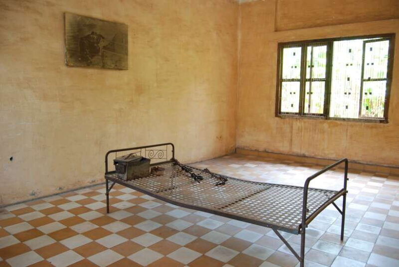 phnom-penh-tour-of-tuol-sleng-prison-and-choeng-ek-memorial