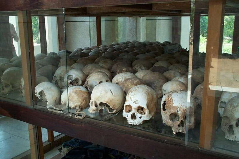 phnom-penh-tour-of-tuol-sleng-prison-and-choeng-ek-memorial
