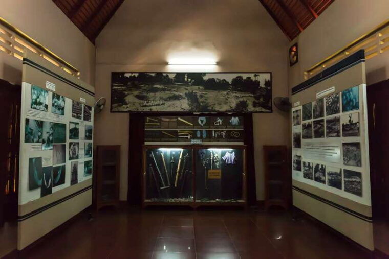 phnom-penh-tour-of-tuol-sleng-prison-and-choeng-ek-memorial