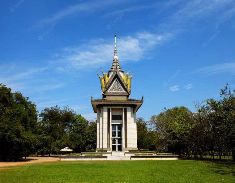 phnom-penh-tour-of-tuol-sleng-prison-and-choeng-ek-memorial