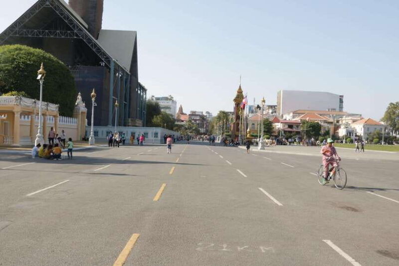 phnom-penh-tour-with-english-tuk-tuk-driver