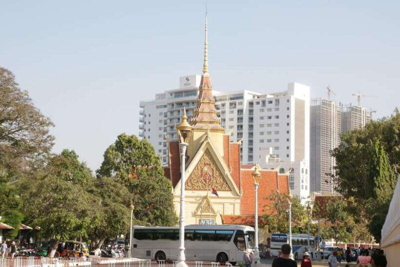 phnom-penh-tour-with-english-tuk-tuk-driver