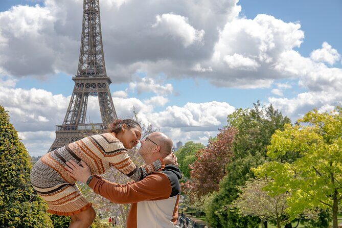 Photo Session Around Eiffel Tower - Authenticity and Professionalism