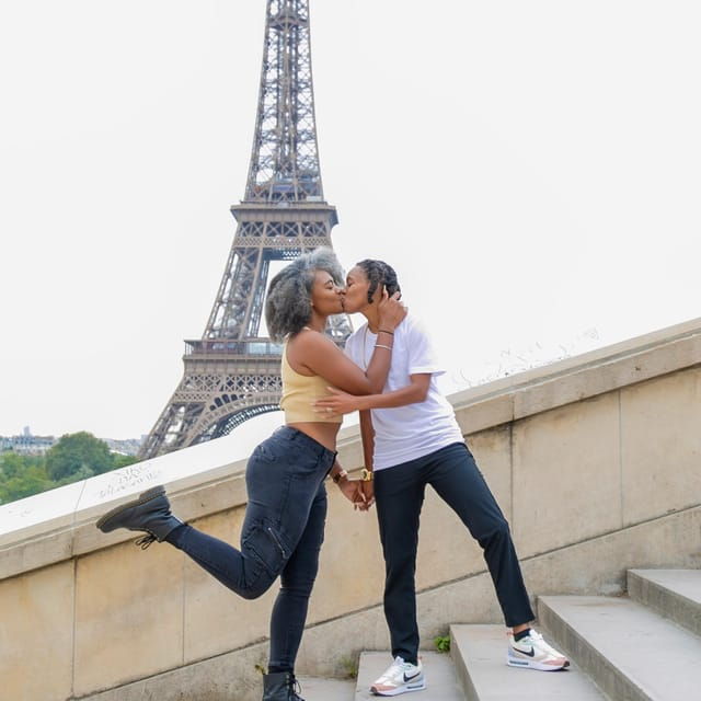 photo-session-for-couples-with-flowers-around-eiffel-tower
