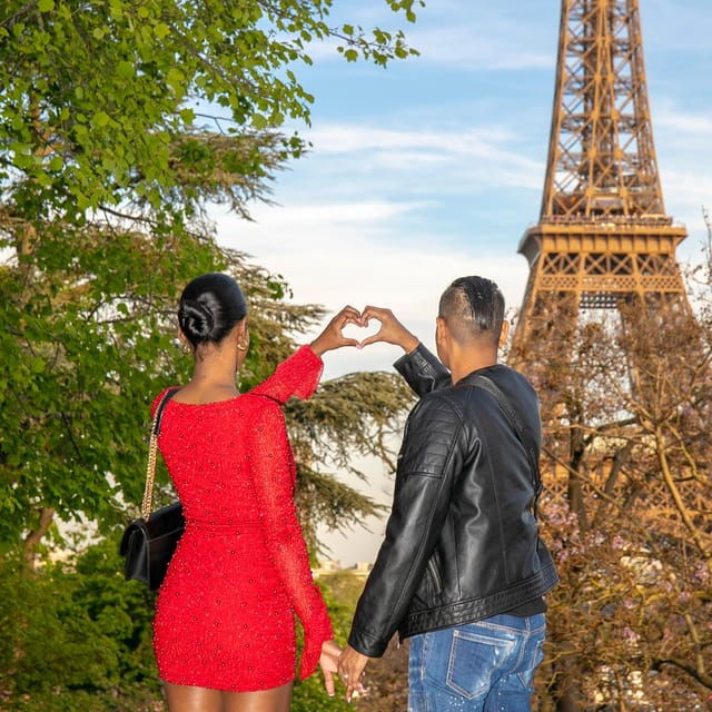 photo-session-for-couples-with-flowers-around-eiffel-tower
